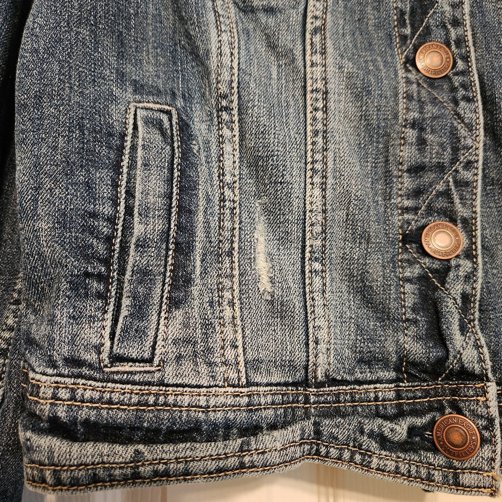 🦅American Eagle Outfitters Cropped Distressed Denim Jacket Size Large - Picture 6 of 12